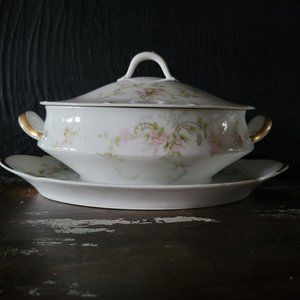 Haviland Limoges Sauce Boat & Lid w/ Attached Underplate Schleiger 161-4 *Read
